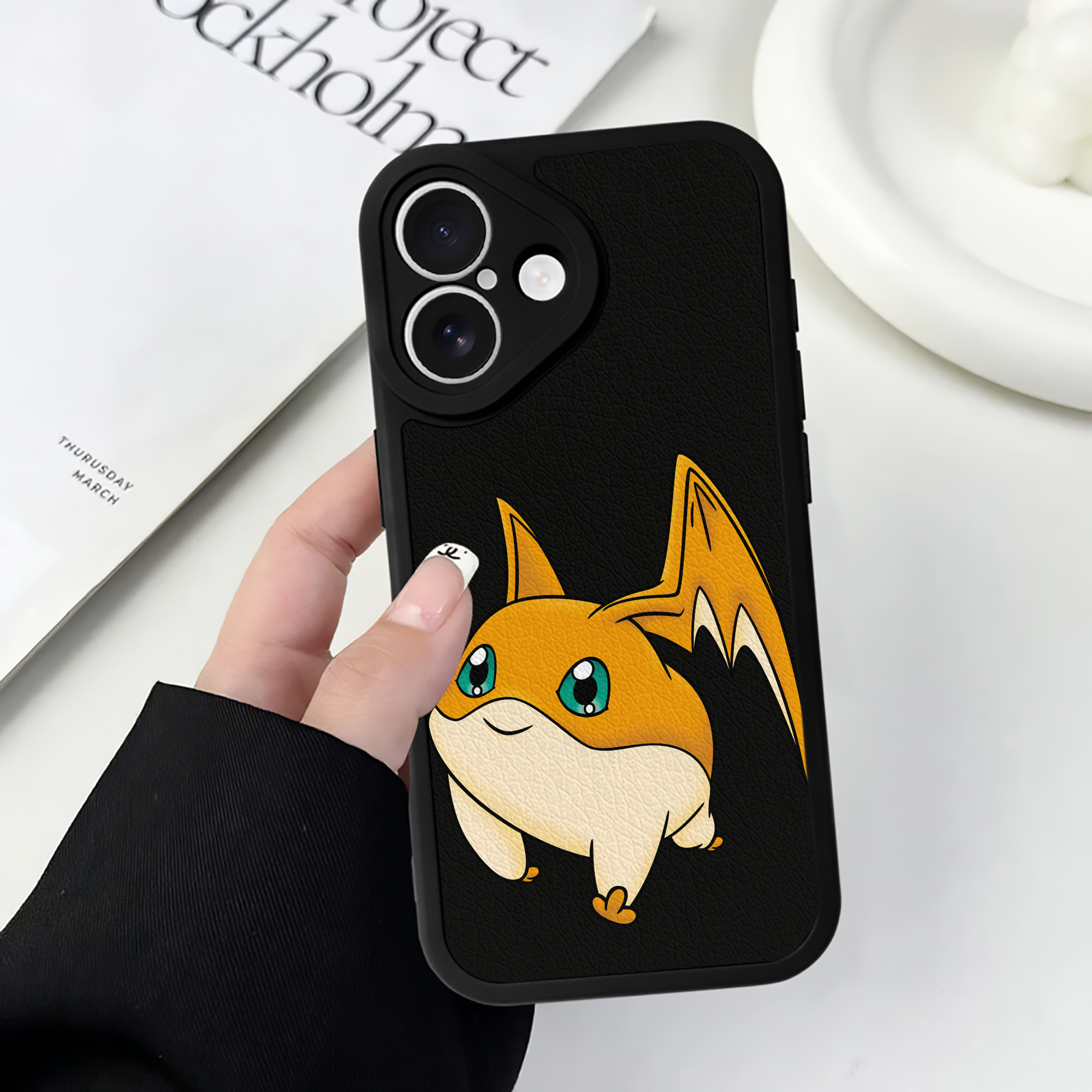 （画像用） Digimon デジタルモンスター/デジモン 【iPhone 16シリーズ対応】シリコンスマホケース（レザー調） 材質：シリコン
